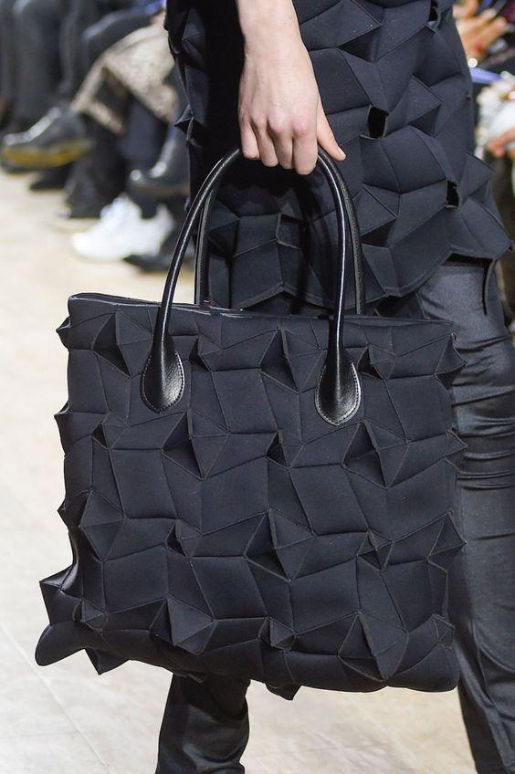 μαύρη_oversized_τσάντα_με_σχέδια_