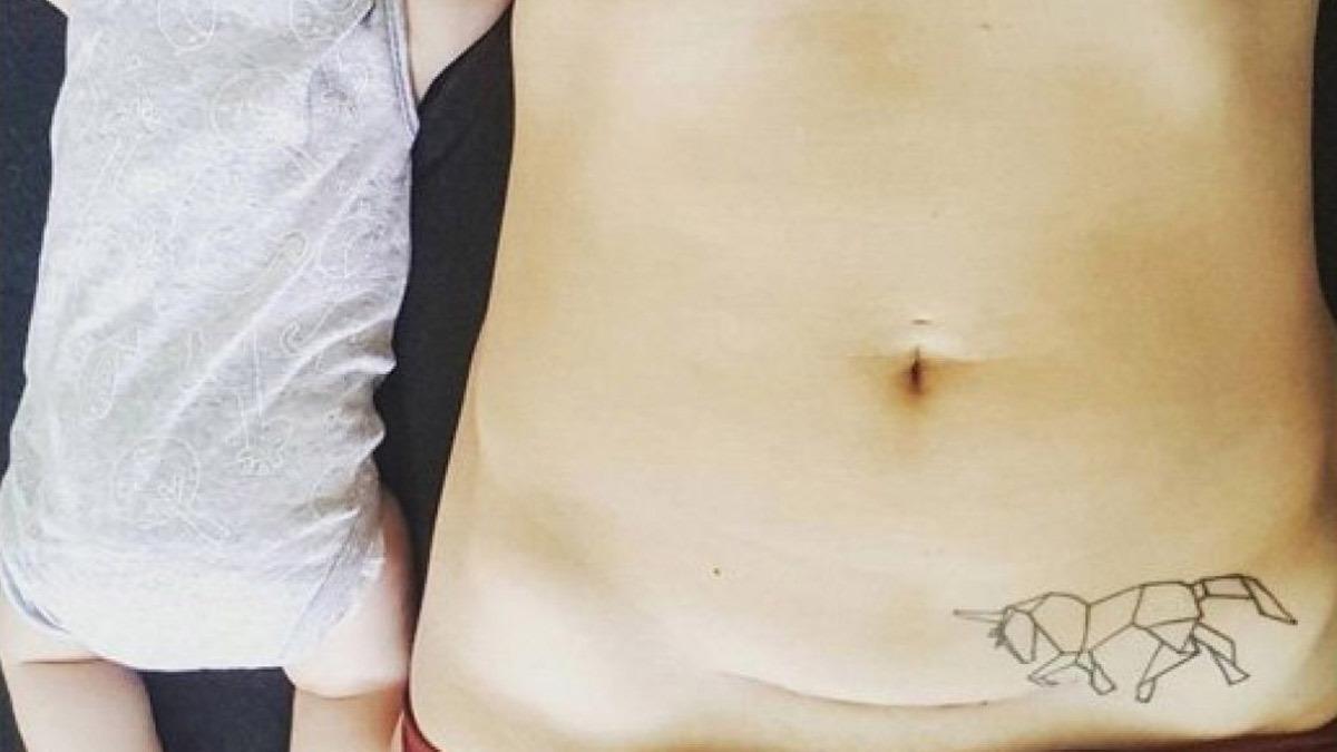 τατουάζ_με_άλογο_στο_σημάδι_της_καισαρικής_ τατουάζ_με_άλογο_στο_σημάδι_της_καισαρικής_