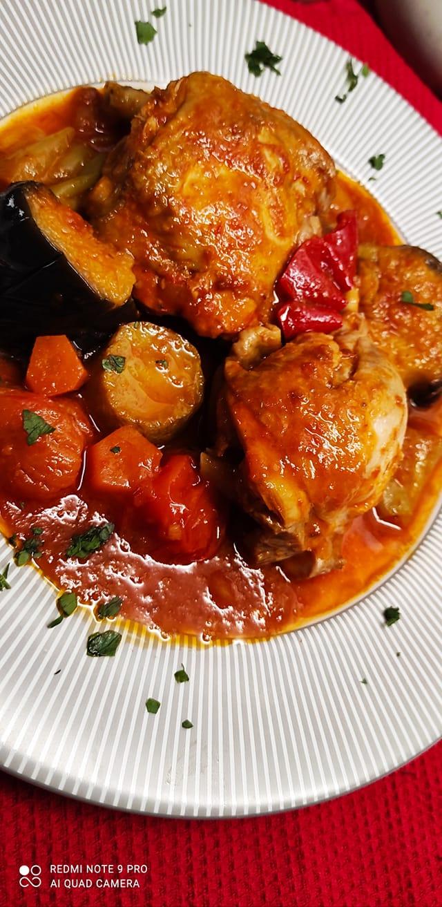 κοτόπουλο κοκκινιστό_με_μελιτζάνες_και_κολοκυθάκια_ κοτόπουλο κοκκινιστό_με_μελιτζάνες_και_κολοκυθάκια_