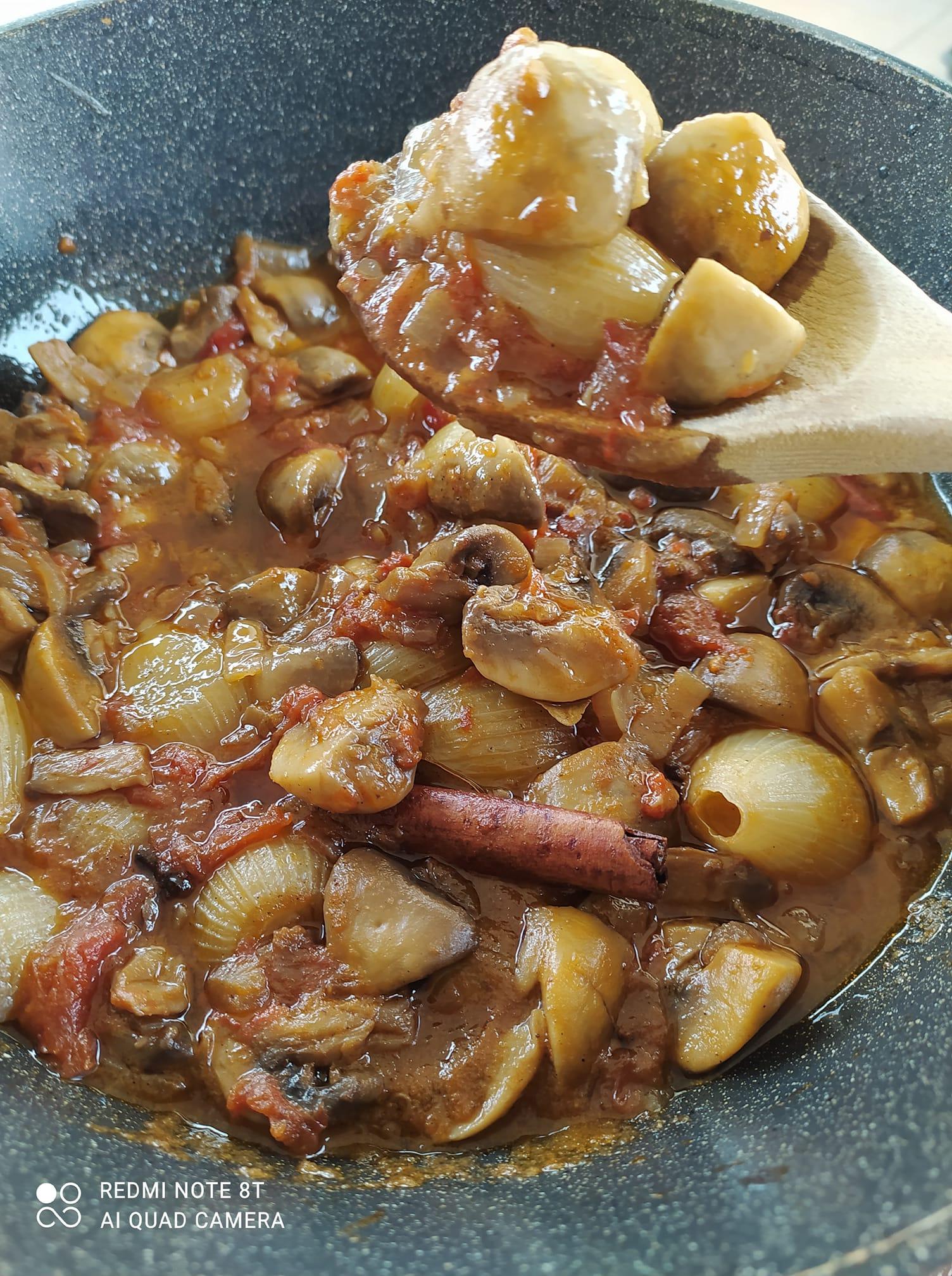 Μανιτάρια κοκκινιστά_με κρεμμύδια_