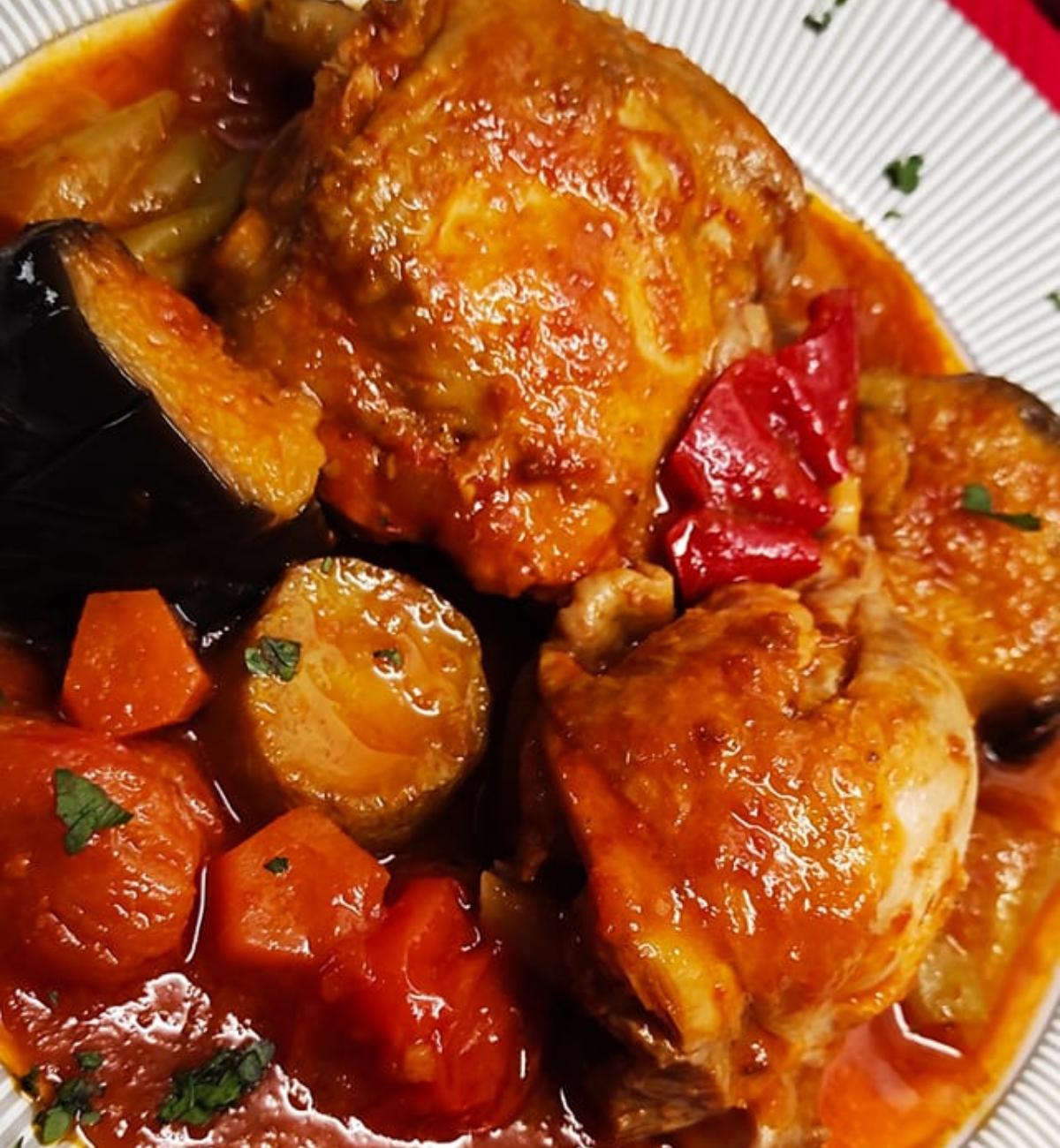 Κοτόπουλο κοκκινιστό με κολοκυθάκια και μελιτζάνες