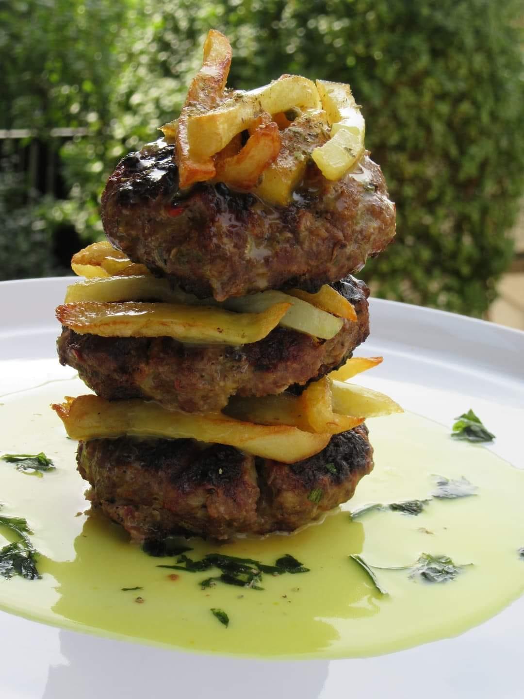 Μπιφτέκια _σχάρας_ με _σάλτσα_ μουστάρδας_