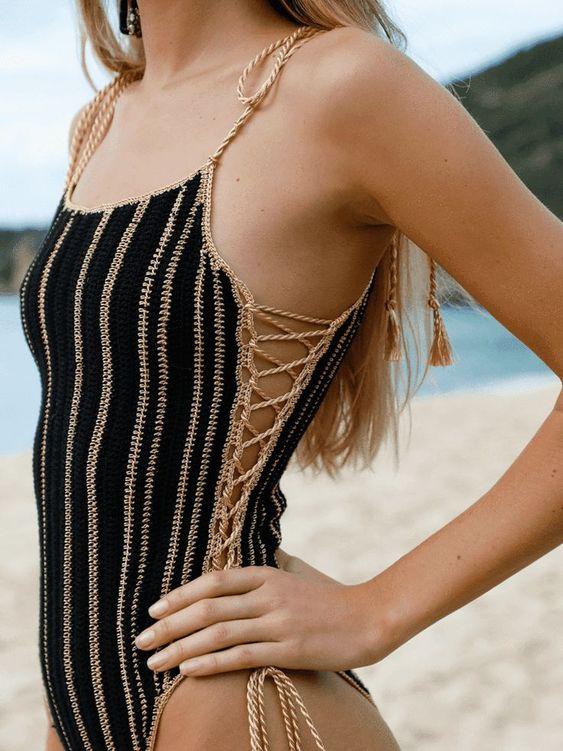 πλεκτό_μαύρο_και_χρυσό_ολόσωμο μαγιό_με_κορδόνια_