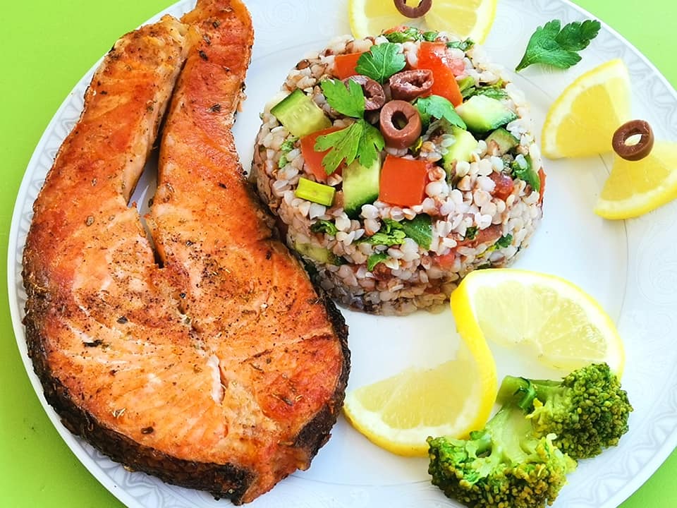 σολομός-στον-φούρνο-με-σαλάτα-φαγόπυρο-