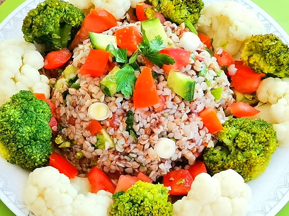 σολομός-με-σαλάτα-φαγόπυρο-