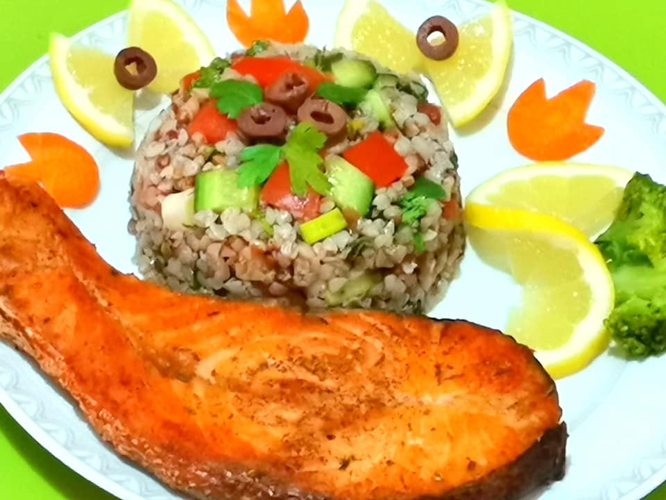 σολομός-στον-φούρνο-με-σαλάτα-φαγόπυρο- σολομός-στον-φούρνο-με-σαλάτα-φαγόπυρο-