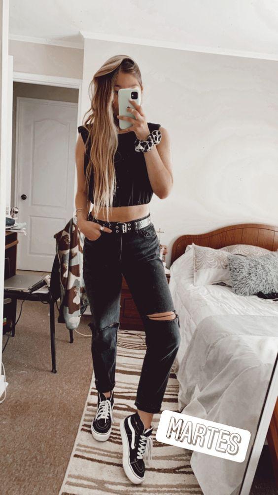 μαύρο_τοπ_και_μαύρο_τζιν_με_σκισίματα_