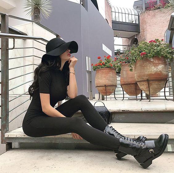 μαύρη_μπλούζα_και_μαύρο_κολάν_