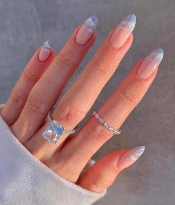 παστέλ θαλασσί_χρώμα_στις_άκρες_των_νυχιών_