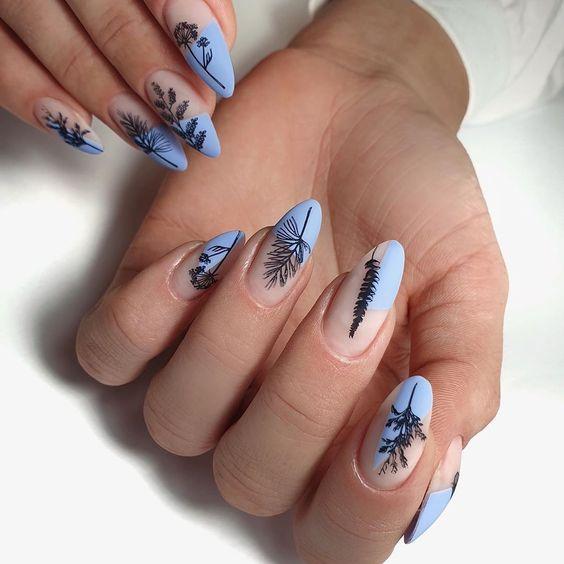 φυσική βάση_στα_νύχια_με_θαλασσί_σχέδια_και_ζωγραφιστά_λουλούδια_