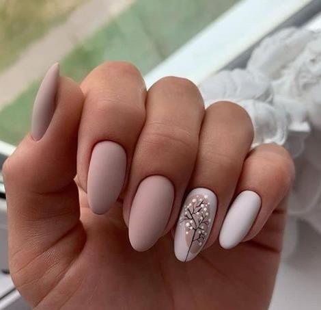 nude_χρώμα_στα_νύχια_με_λουλούδια_