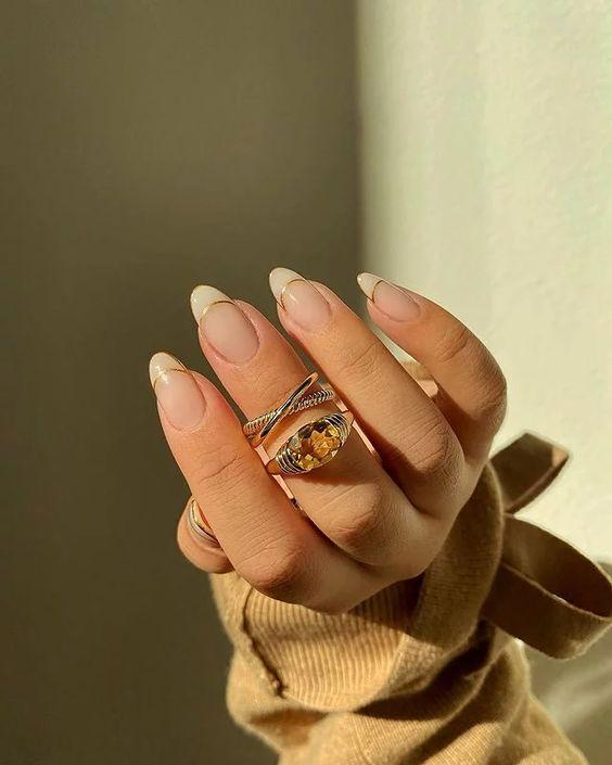 γαλλικό_μανικιούρ_με_χρυσά_σχέδια_