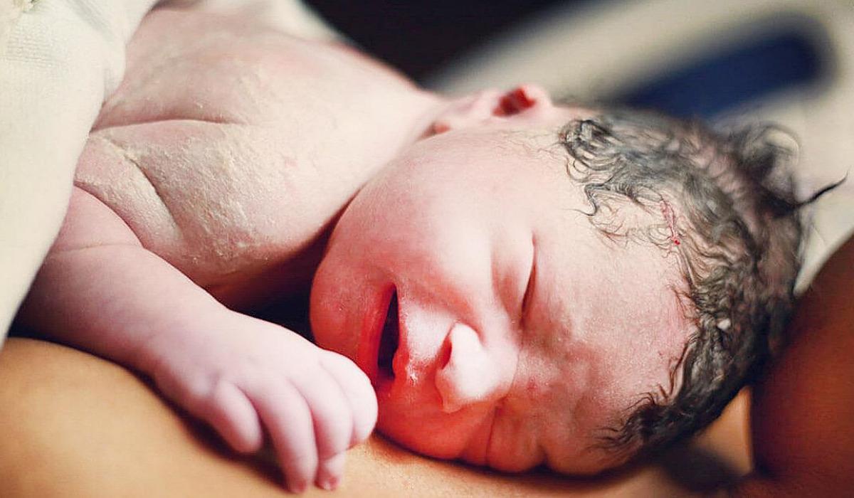 έφερε_στον_κόσμο_το_παιδί_του_άντρα_της_5_χρόνια_μετά_τον_θάνατό_του_