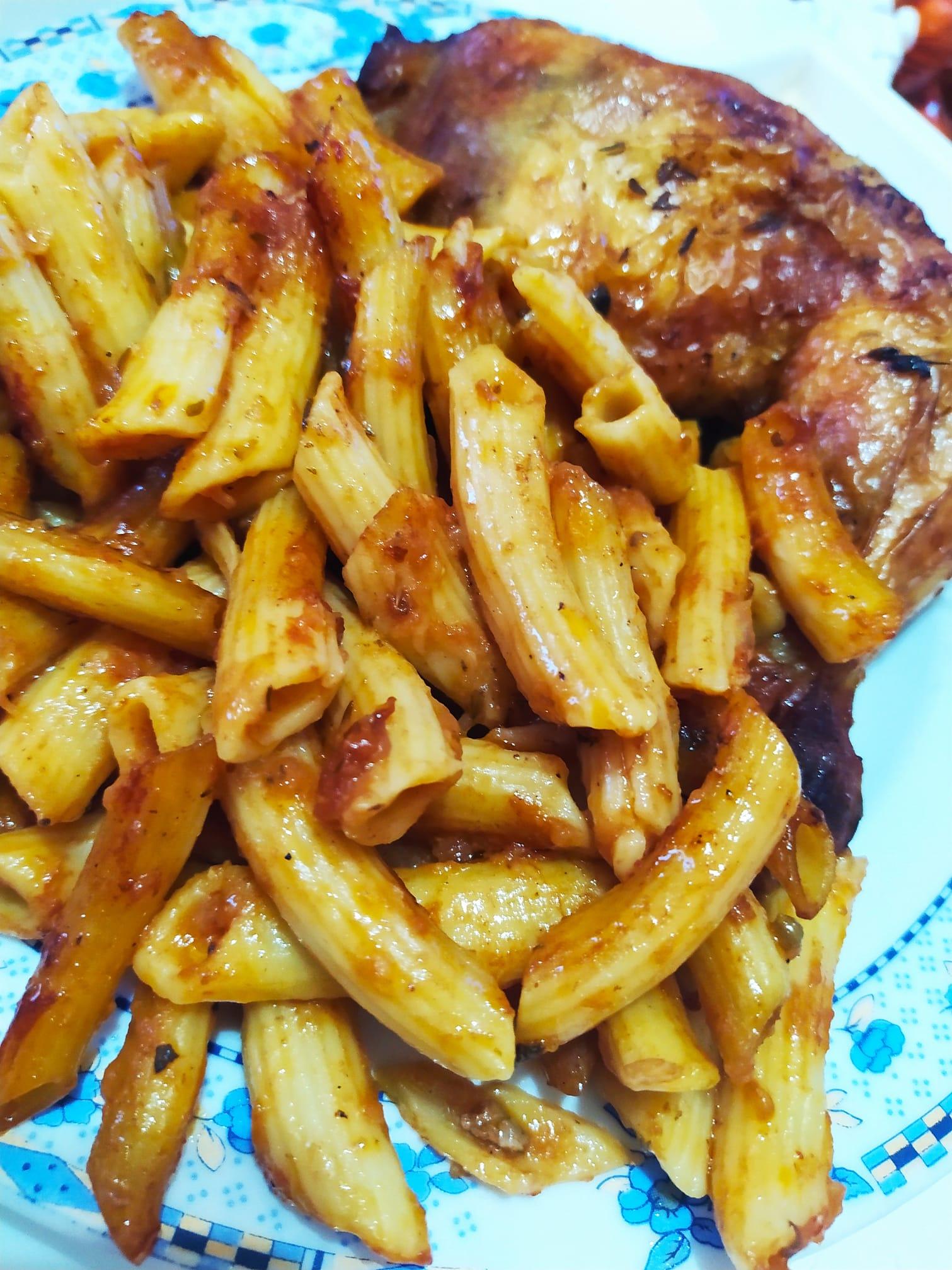 Πένες φούρνου_με κοτόπουλο_κοκκινιστές_