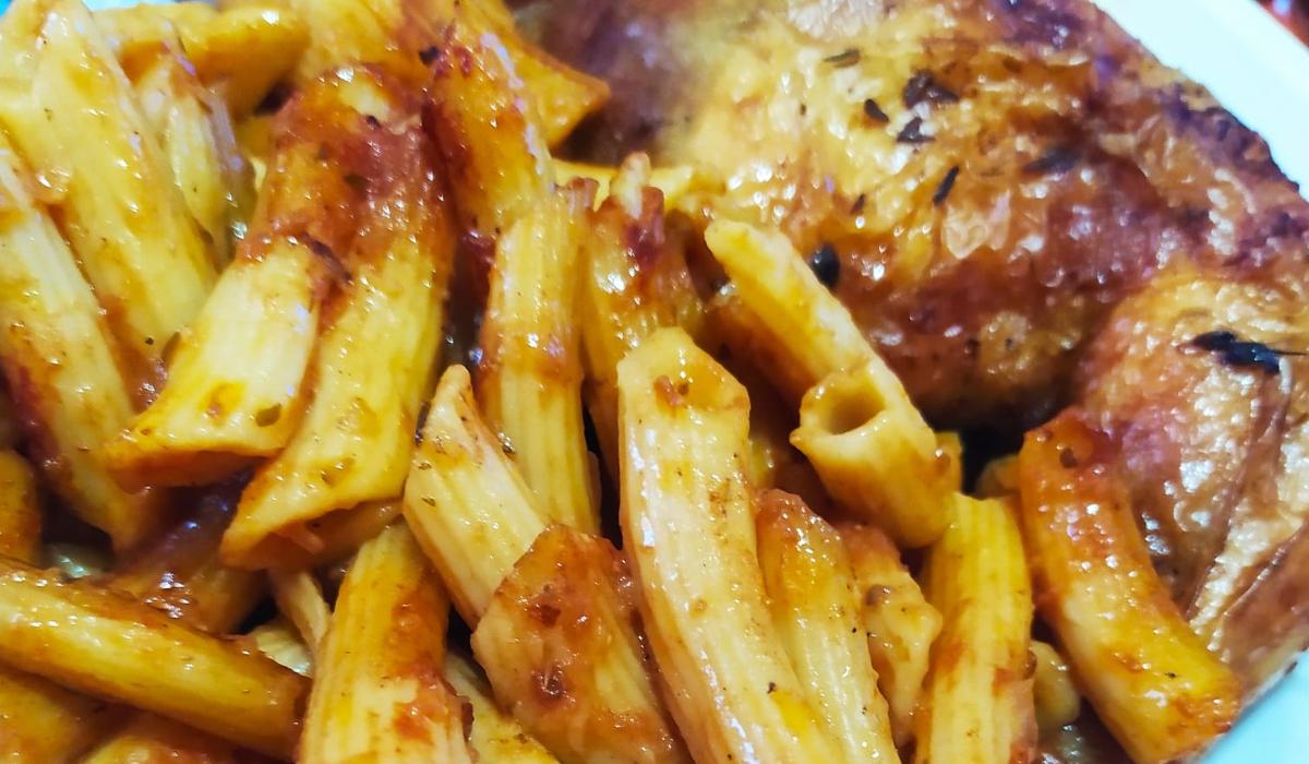 Πένες φούρνου με κοτόπουλο κοκκινιστές