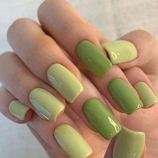 φιστικί_χρώμα_στα_νύχια_