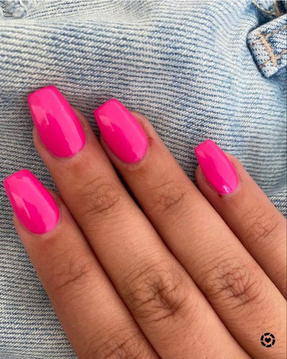 φούξια_χρώμα_στα_νύχια_