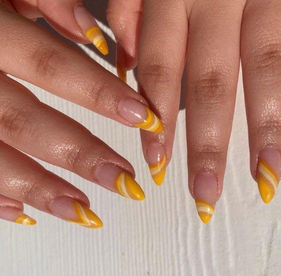 κίτρινο_χρώμα_στα_νύχια_με_σχέδια_