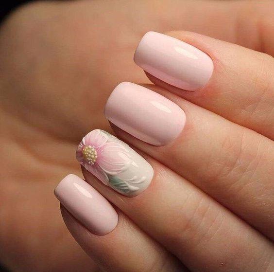 απαλό ροζ_χρώμα_στα_νύχια_με_φλοράλ_σχέδιο_