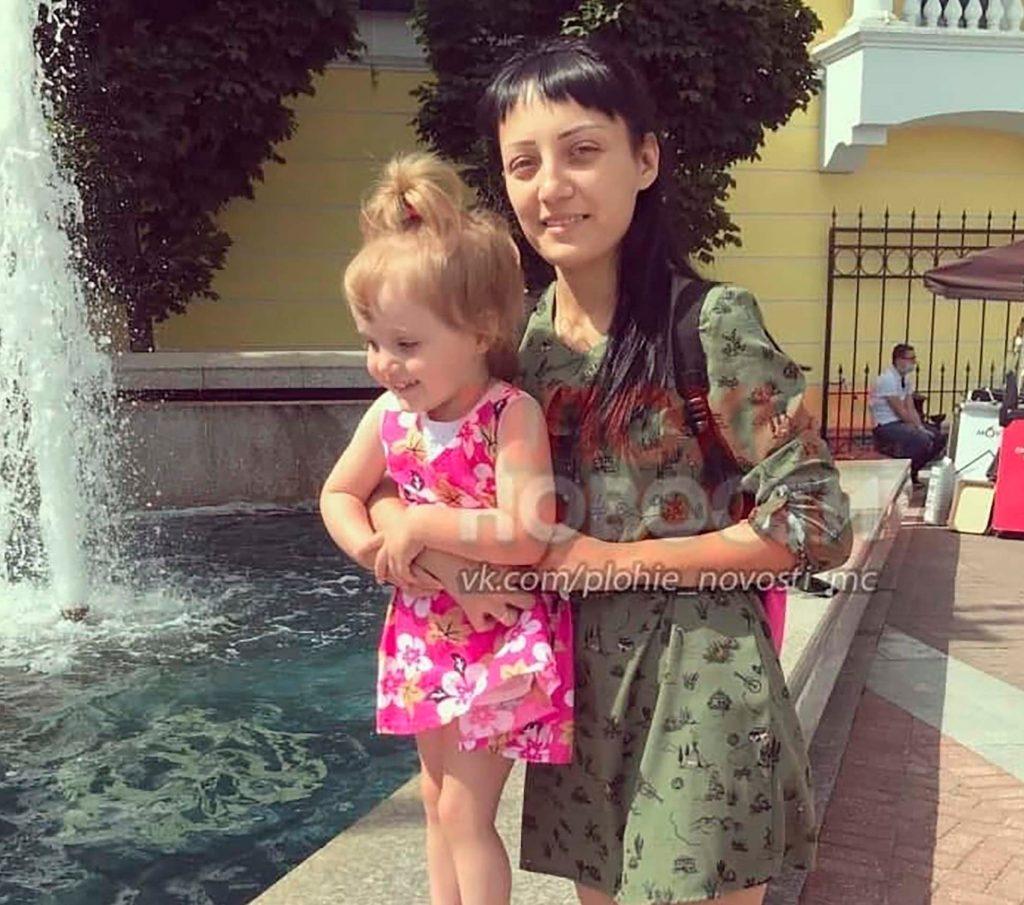 μητέρα_κρέμασε_το_παιδί_της_από_το_μπαλκόνι_και_της_έπεσε_από_τα_χέρια_