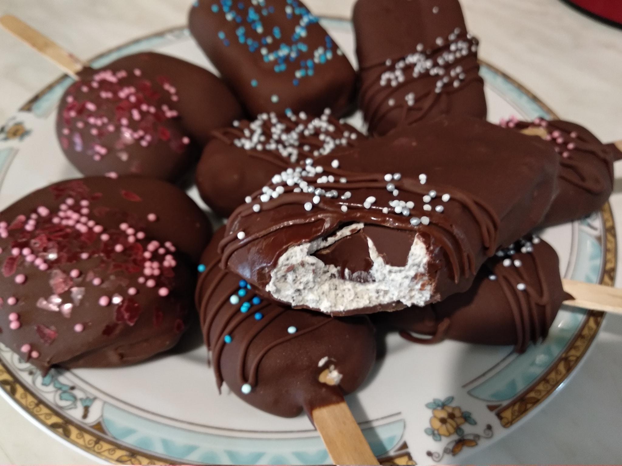 Παγωτό_ξυλάκι_με σοκολάτα_και_γεύση_Oreo_