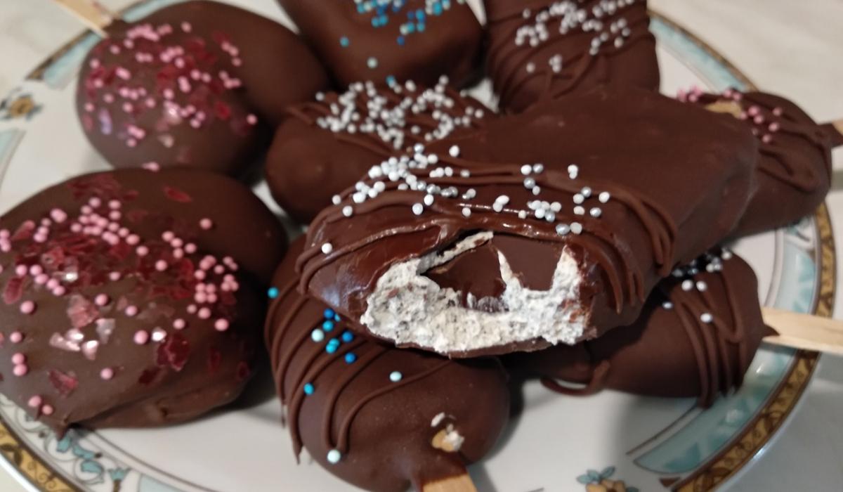 Παγωτό ξυλάκι με σοκολάτα και γεύση Oreo Παγωτό_ξυλάκι_με σοκολάτα_και_γεύση_Oreo_