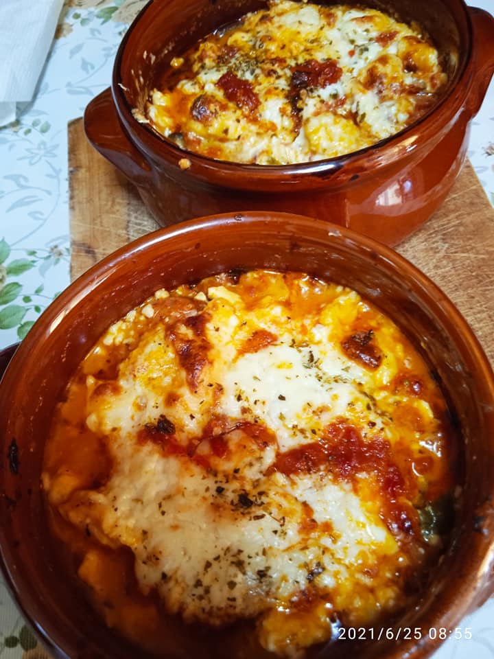 μελιτζάνες_με_λουκάνικο_στο_πήλινο_