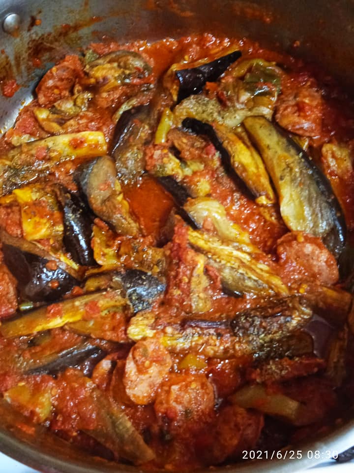 μελιτζάνες_με_λουκάνικο_στο_πήλινο_