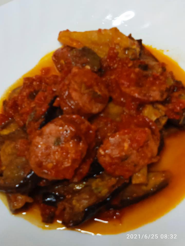 μελιτζάνες_με_λουκάνικο_στο_πήλινο_