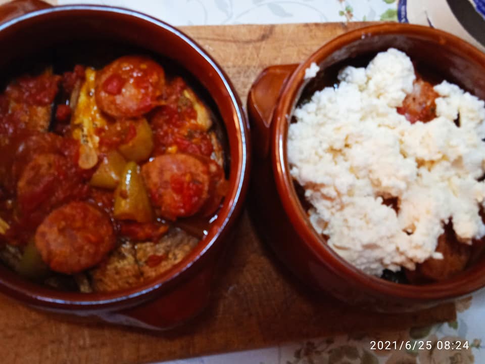 μελιτζάνες_με_λουκάνικο_στο_πήλινο_