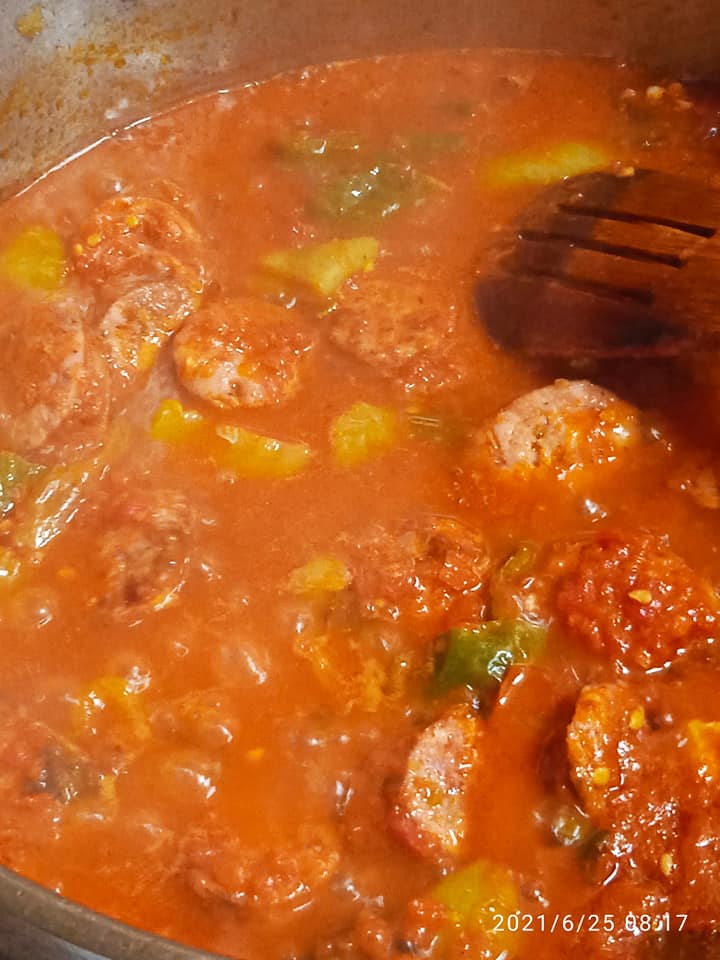 μελιτζάνες_με_λουκάνικο_στο_πήλινο_ μελιτζάνες_με_λουκάνικο_στο_πήλινο_