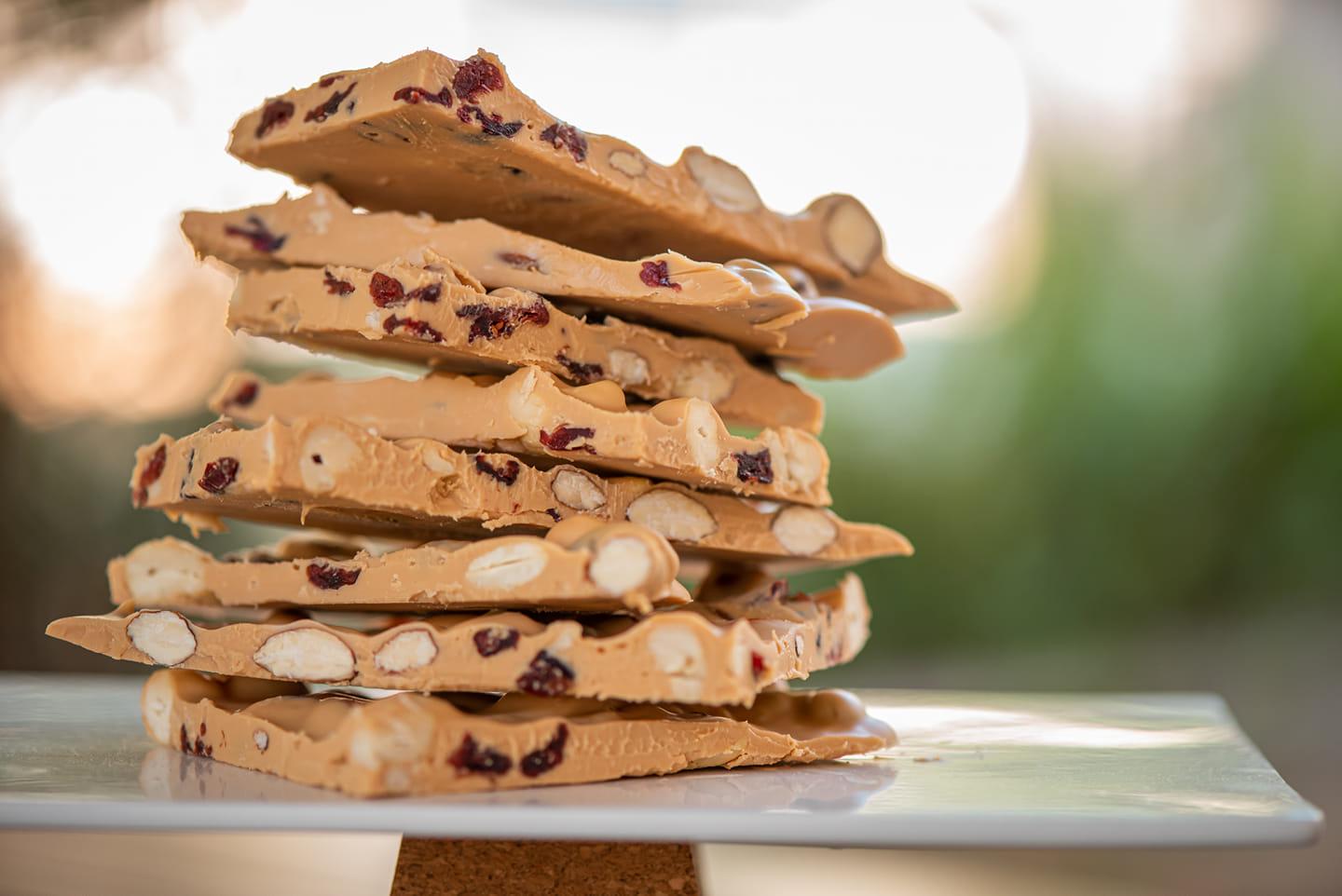 Μπάρες_ λευκής_σοκολάτας_ με _ξηρούς_ καρπούς _και_ φυστικοβούτυρο_