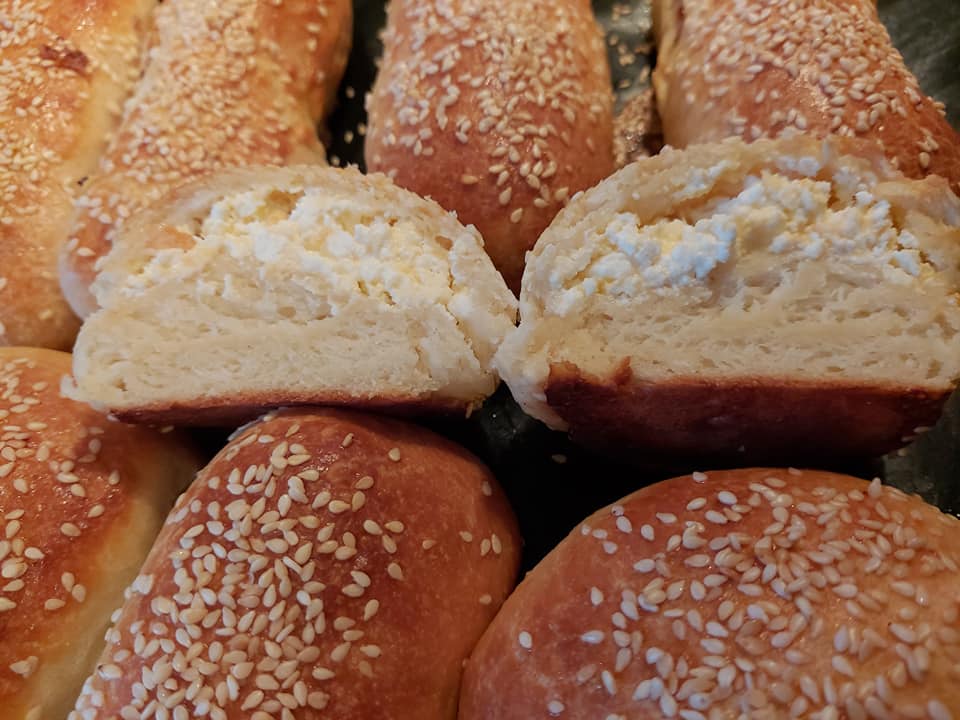 Λουκανικόπιτες_με ζύμη_μπαζλαμά_