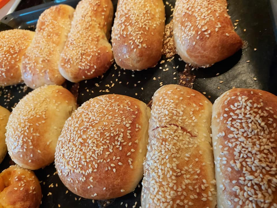 Λουκανικόπιτες_με ζύμη_μπαζλαμά_