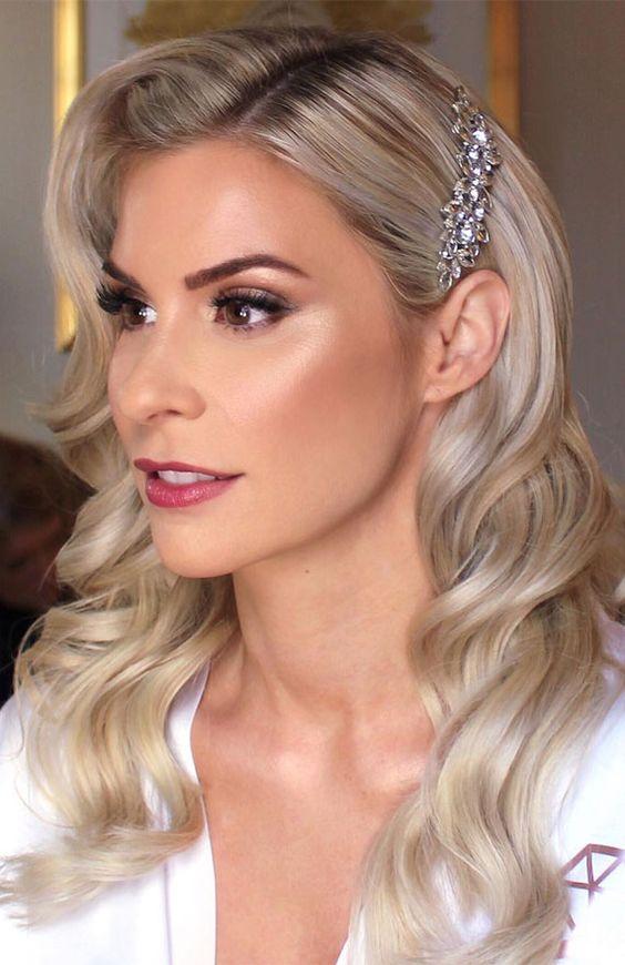 χωρίστρα_στο_πλάι_σε_ανάλαφρες_μπούκλες_ χωρίστρα_στο_πλάι_σε_ανάλαφρες_μπούκλες_