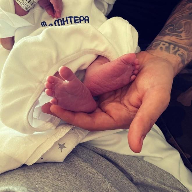 Άκης Πετρετζίκης: Μπαμπάς για πρώτη φορά (φωτογραφίες)