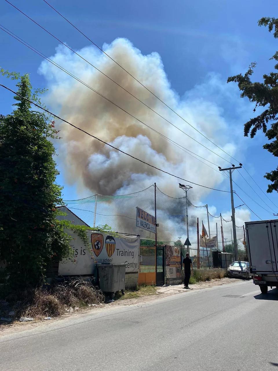 Κηφισιά: Η φωτιά καίει αυλές σπιτιών