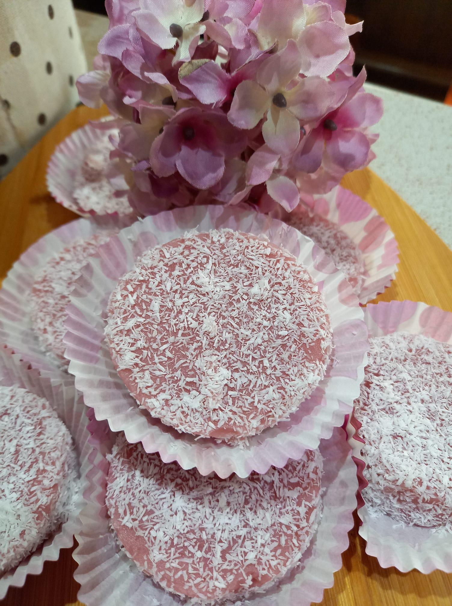 Ατομικά _γλυκά_ με _νισεστέ_ και _χυμό_ βύσσινο_