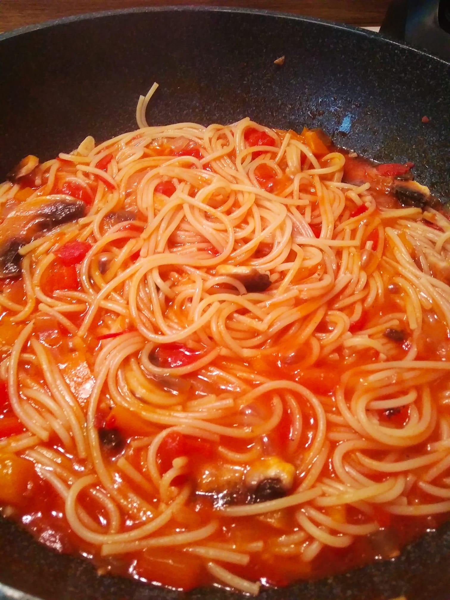 Κοκκινιστή _μακαρονάδα_ με _μανιτάρια _και _πιπεριές_