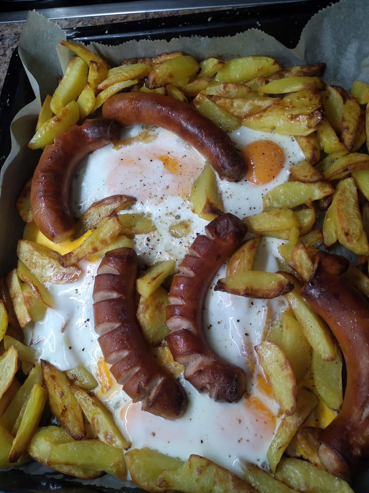 Γρήγορο- φαγητό- : Πατάτες-, αυγά -και- λουκάνικα- στην- λαδόκολλα- Γρήγορο- φαγητό- : Πατάτες-, αυγά -και- λουκάνικα- στην- λαδόκολλα-