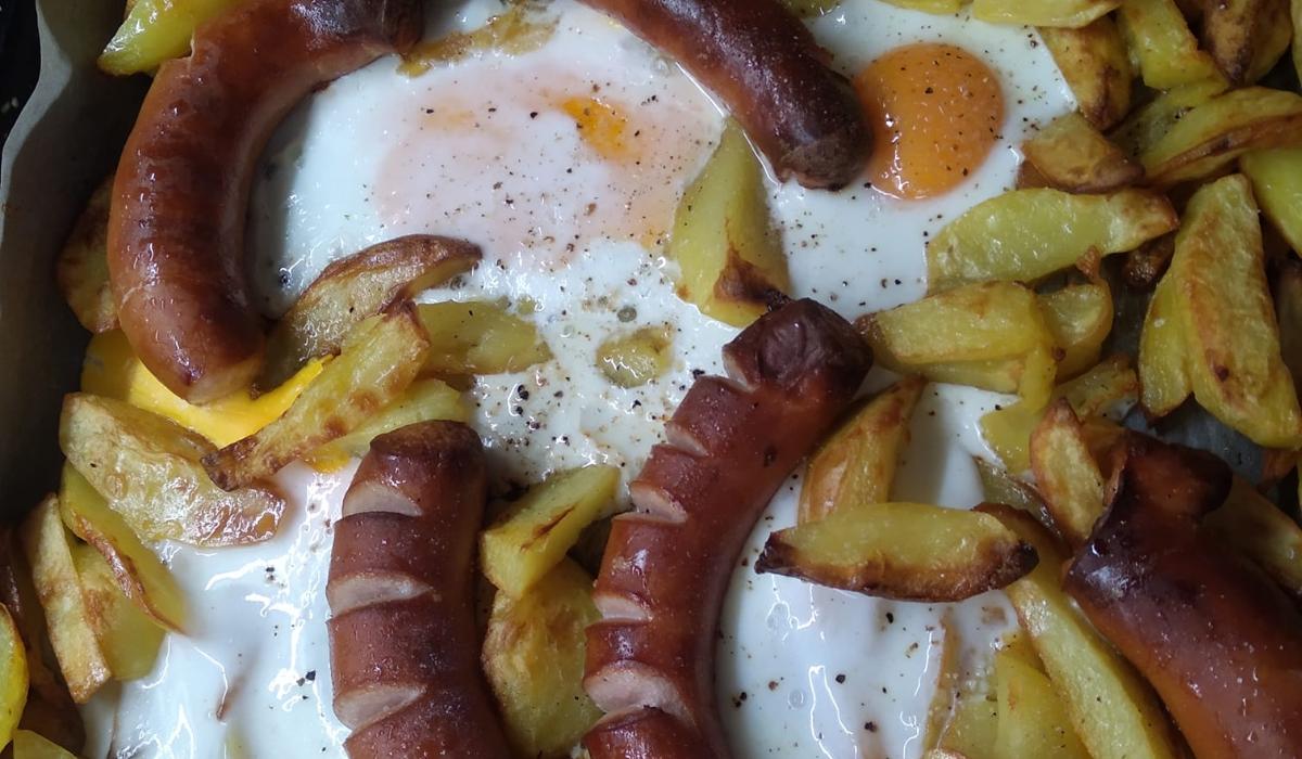 Γρήγορο- φαγητό- : Πατάτες, -αυγά- και- λουκάνικα- στην -λαδόκολλα-