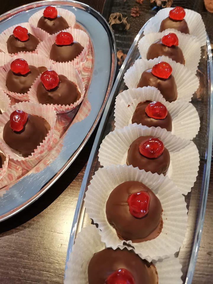Σοκολατάκια_ με _γέμιση_ γλυκό _κερασί_ Σοκολατάκια_ με _γέμιση_ γλυκό _κερασί_