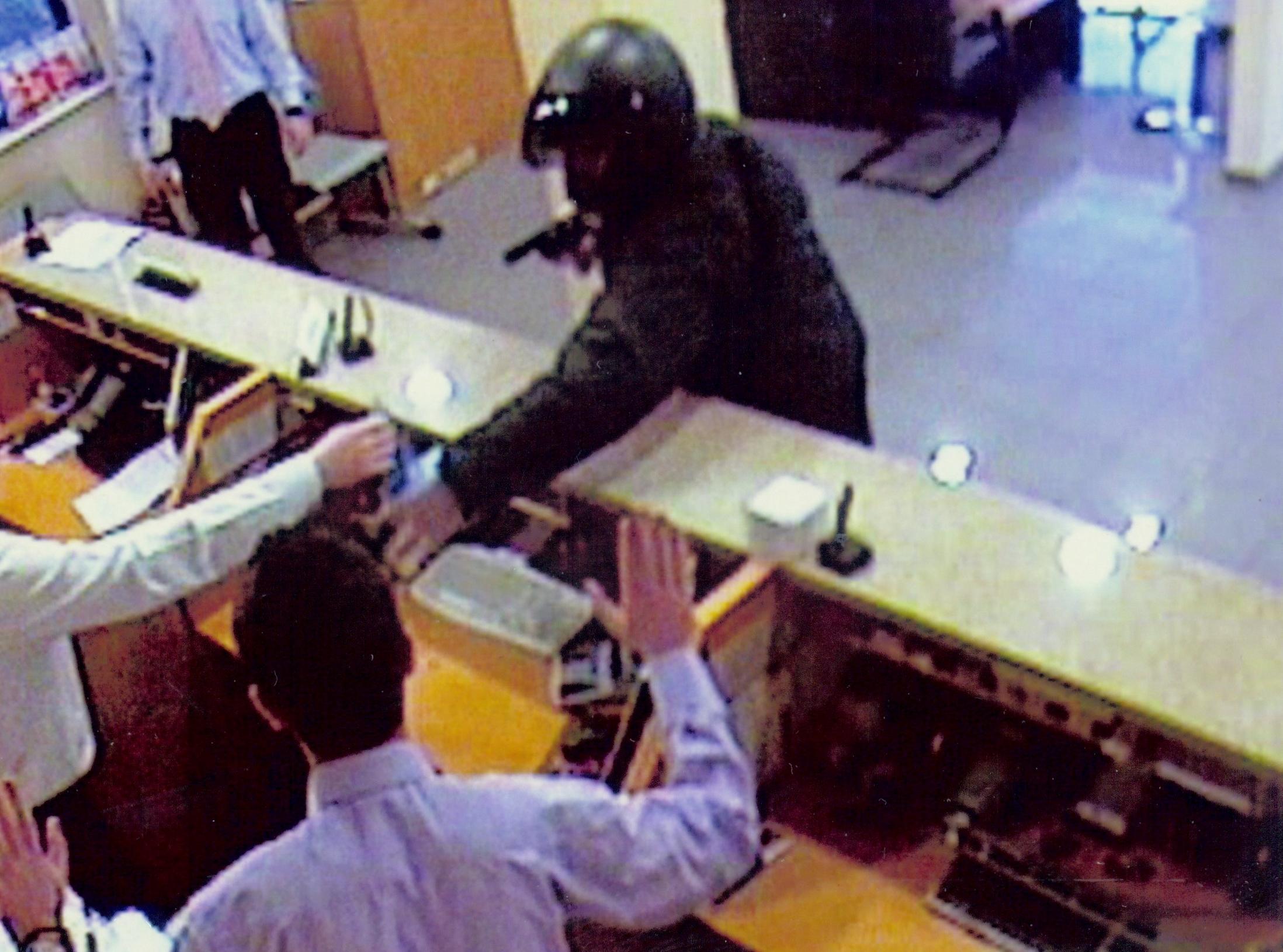 Θρίλερ : Ανδρας εισέβαλε με όπλο  σε τράπεζα – Κρατά ομήρους (βίντεο)