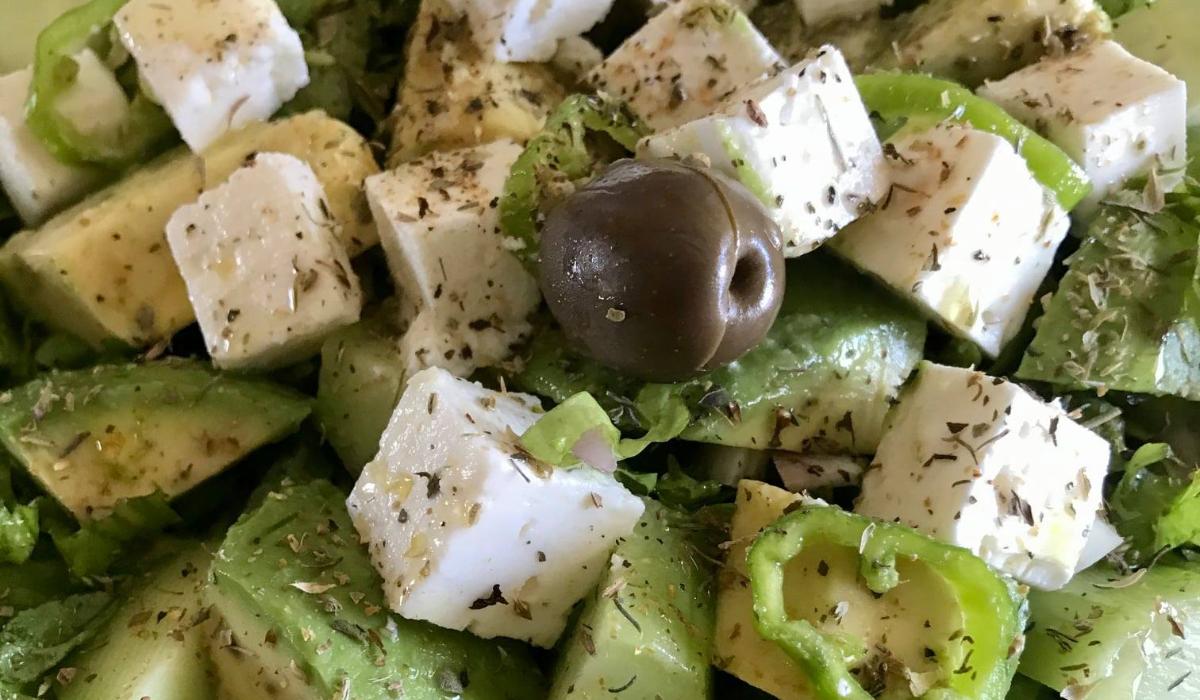 Σαλάτα- με- αβοκάντο -,φέτα- και- ελιές-