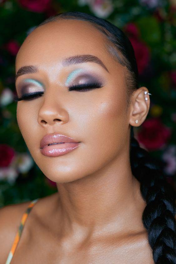 smokey eye_ με_γαλάζιες_λεπτομέρειες_