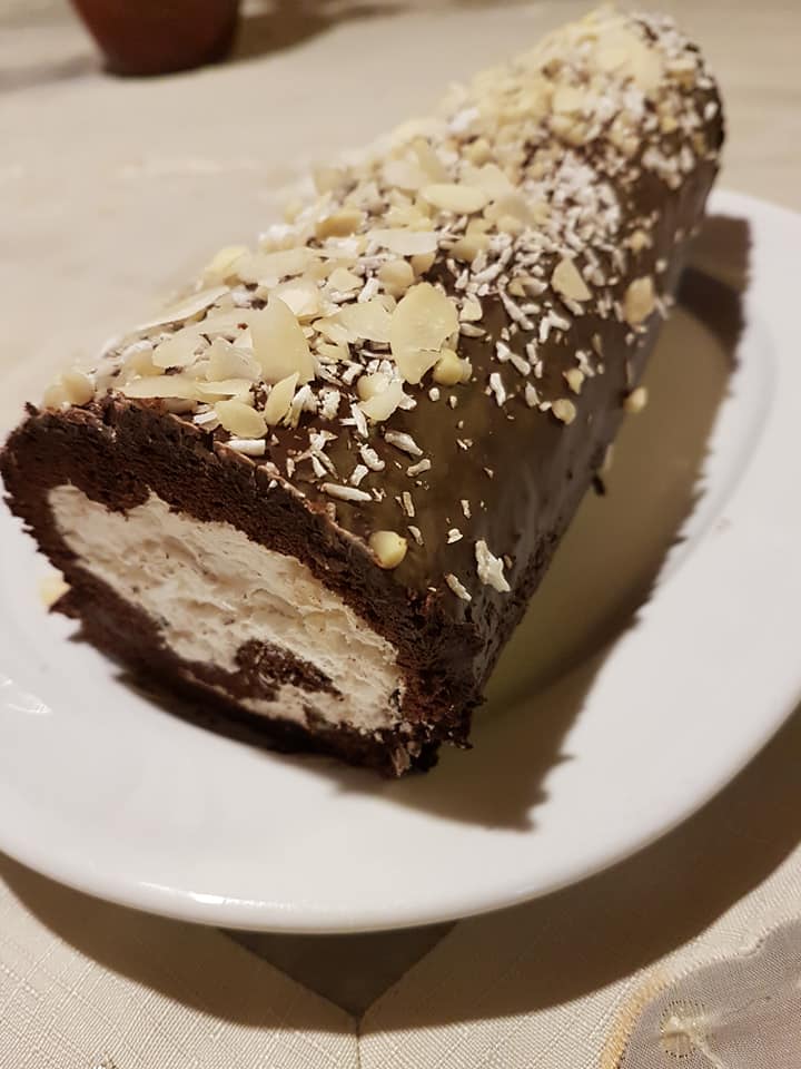  κορμός- με- σαντιγί -και -επικάλυψη -σοκολάτας-