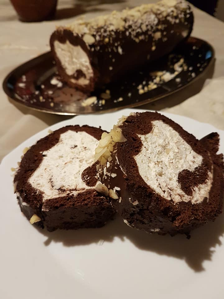  κορμός- με- σαντιγί -και -επικάλυψη -σοκολάτας-