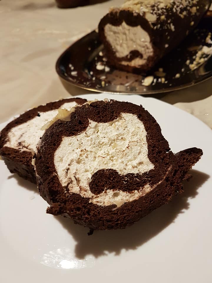  κορμός- με- σαντιγί -και -επικάλυψη -σοκολάτας-