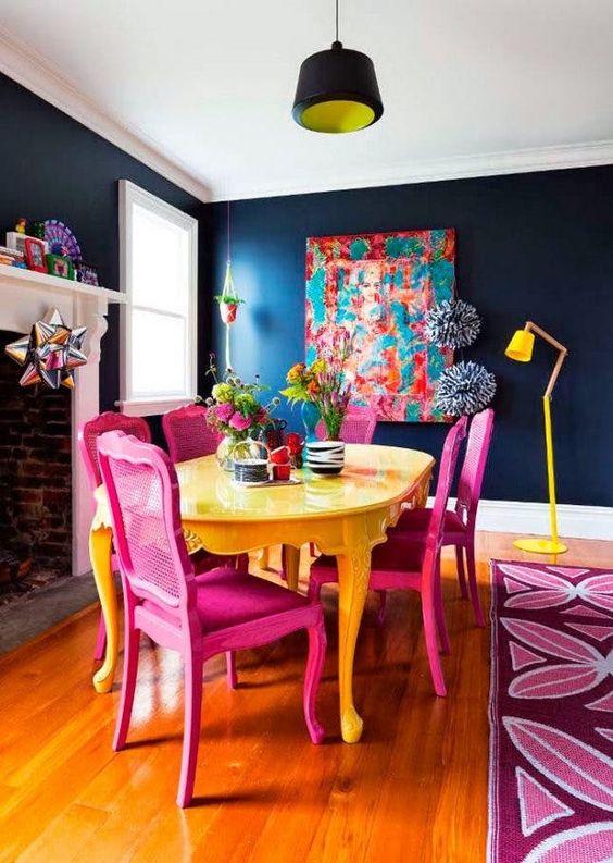 κίτρινη τραπεζαρία_και_φούξια_καρέκλες_