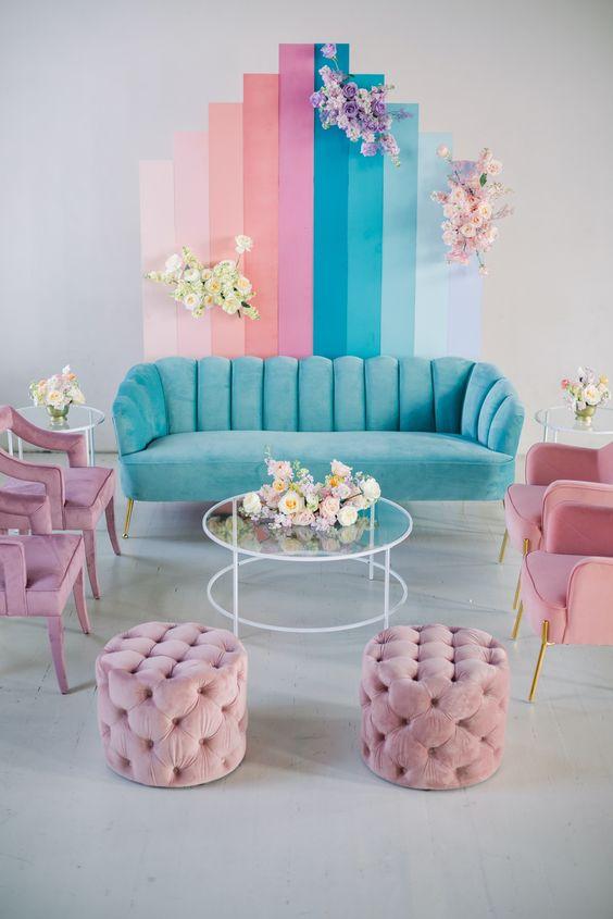 γαλάζιος_καναπές_και_ροζ_πολυθρόνες_